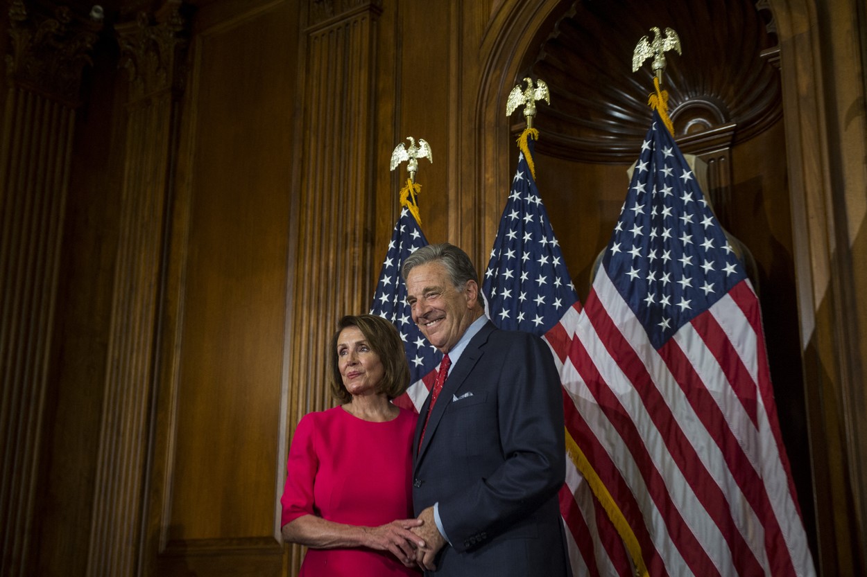 Soțul lui Nancy Pelosi, președinta Camerei Reprezentanților, a fost atacat în casă, la San Francisco. Cine este agresorul