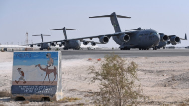 Avioane americane de transport într-o bază militară din Qatar