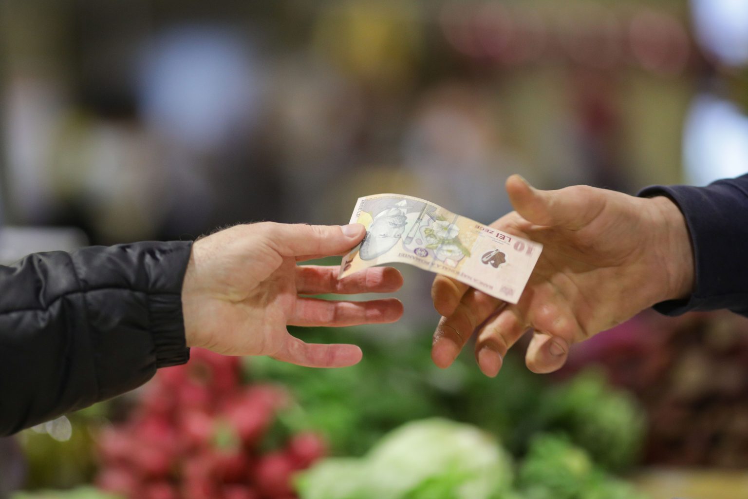 Comisia de Prognoză: Salariul mediu real va scădea cu 2% în 2022, ca urmare a inflației. Evoluția veniturilor în următorii ani