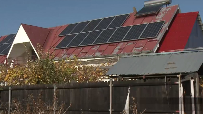 Panouri fotovoltaice pe o casă, la țară