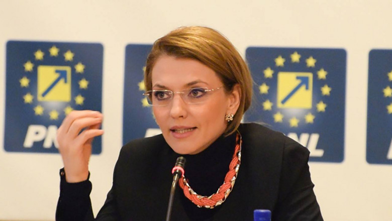 Alina Gorghiu susține o conferință de presă.