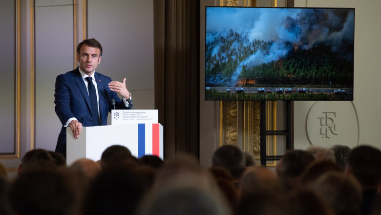 Le président de la République française, Emmanuel Macron prononce un discours pour remercier les pompiers qui ont combattu les incendies de forêt pendant l'été 2022 sur le territoire français au palais de l'Elysée à Paris