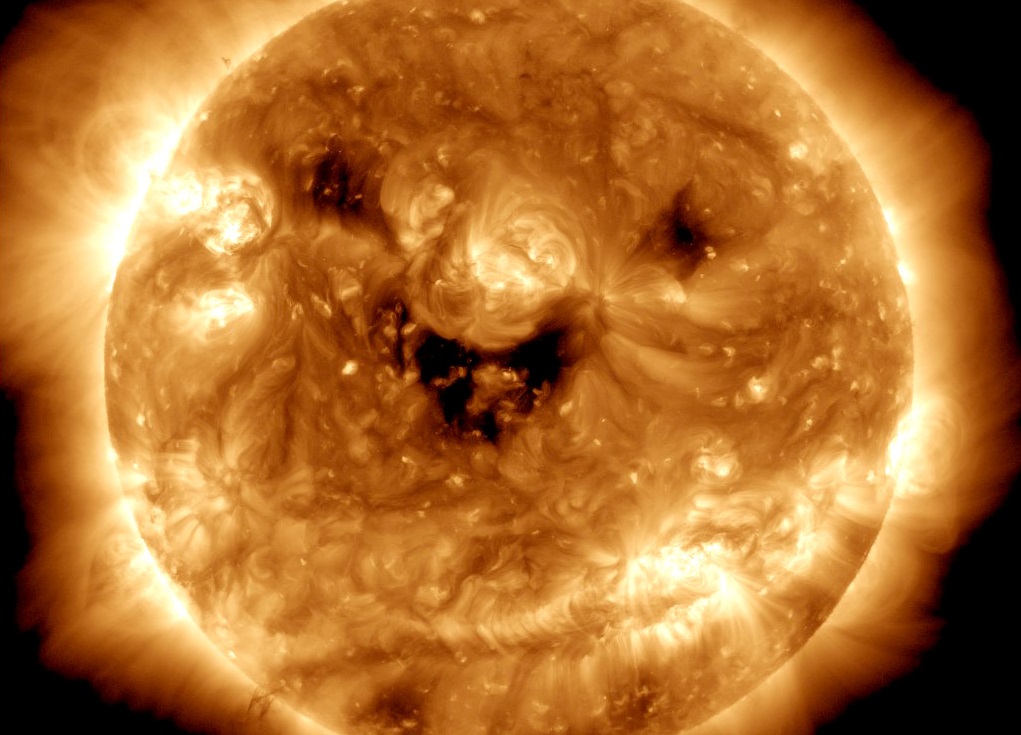 FOTO: NASA a publicat o imagine cu Soarele care „zâmbește”. Fenomenul care ar putea urma pe Terra