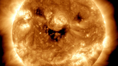 Un satelit al NASA a captat o imagine a Soarelui în care pare că acesta „zâmbește”.