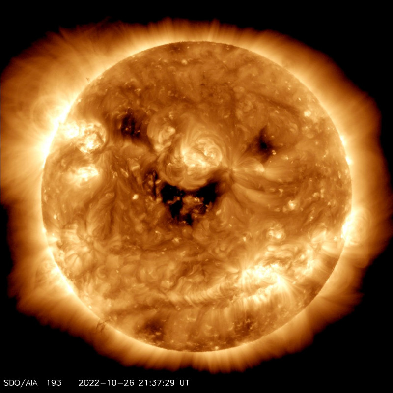 Un satelit al NASA a captat o imagine a Soarelui Ã®n care pare cÄ acesta âzÃ¢mbeÈteâ.