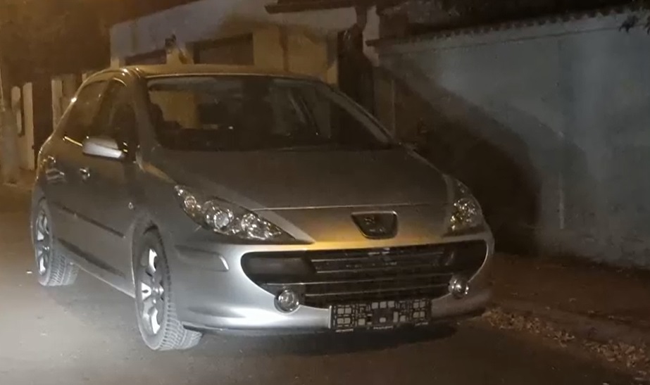 Un tânăr de 17 ani care a luat mașina părinților a încercat să fugă de poliție. Ce a făcut pentru a-și ascunde urmele