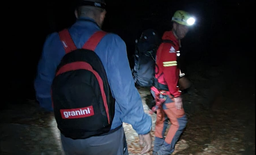 Bărbat salvat după ce a căzut pe traseul Jepii Mici. Deși era târziu, a urcat pe munte cu soția și copilul
