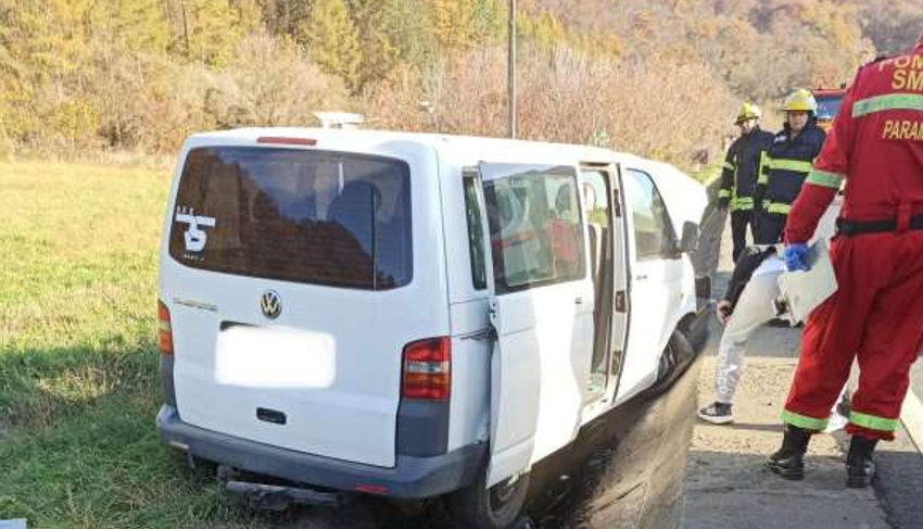 Un microbuz cu nouă persoane la bord, dintre care 7 copii, s-a răsturnat într-un şanţ la ieşire din Sighişoara