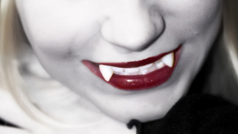 O femeie cu dinți de vampir.
