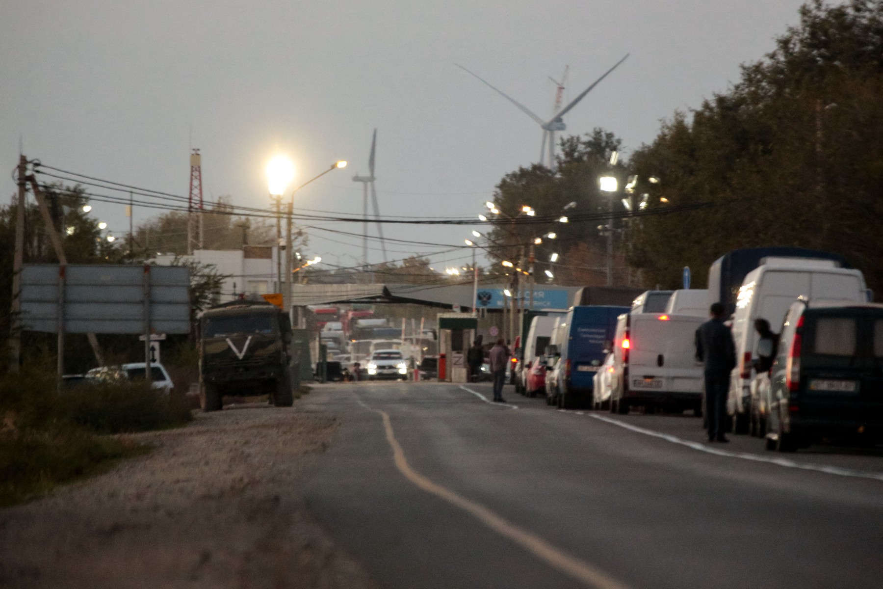 Rusia a început deportarea ucrainenilor din Herson și ar pregăti o operațiune sub steag fals. Kievul anunță restricții la energie