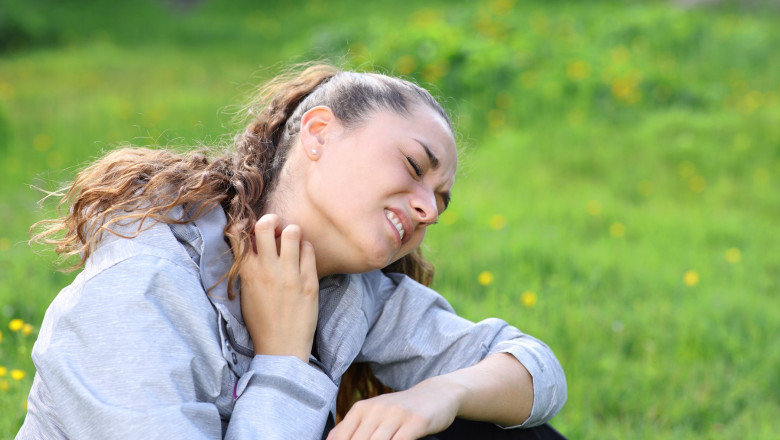 Femeie care se scarpină la gât după ce a fost mușcată de țânțar