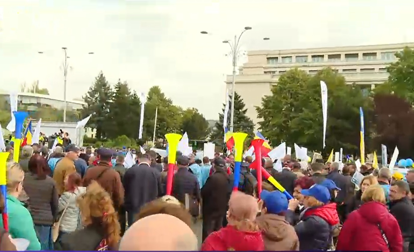 Peste 2000 de sindicaliști protestează în fața Guvernului pentru salarii, pensii mai mari și suprataxarea profiturilor din energie