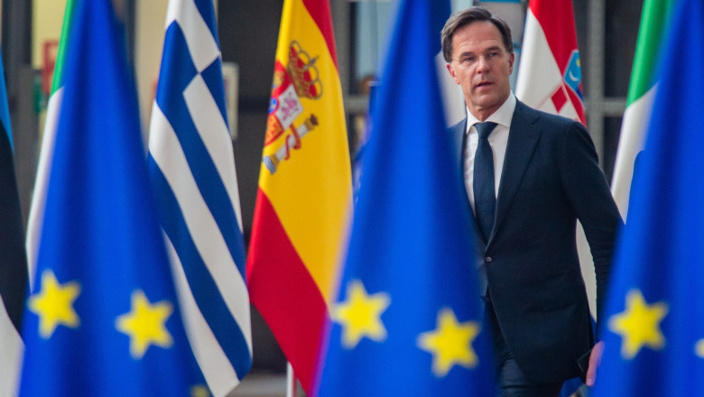 Mark Rutte arrives at the European summit. se vede printre steagurile UE