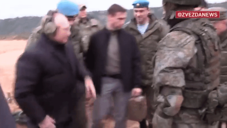 Putin, cu paltonul pe el, trage cu o armă cu lunetă. „A ieșit din buncăr să tragă în naziști imaginari”