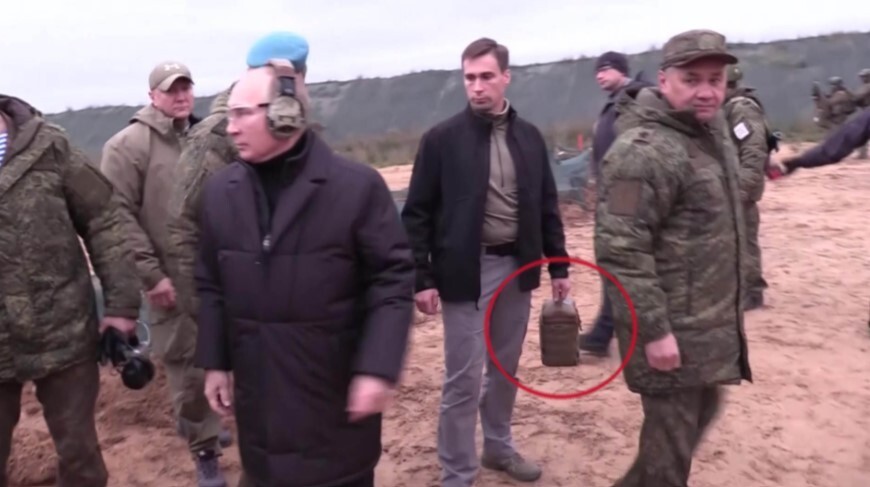 „Servieta nucleară?”. Un detaliu interesant a atras atenția la ultima ieșire a lui Putin