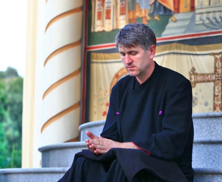 Pomohaci și-a făcut biserică într-un garaj. BOR le cere credincioșilor să nu meargă la slujbele lui