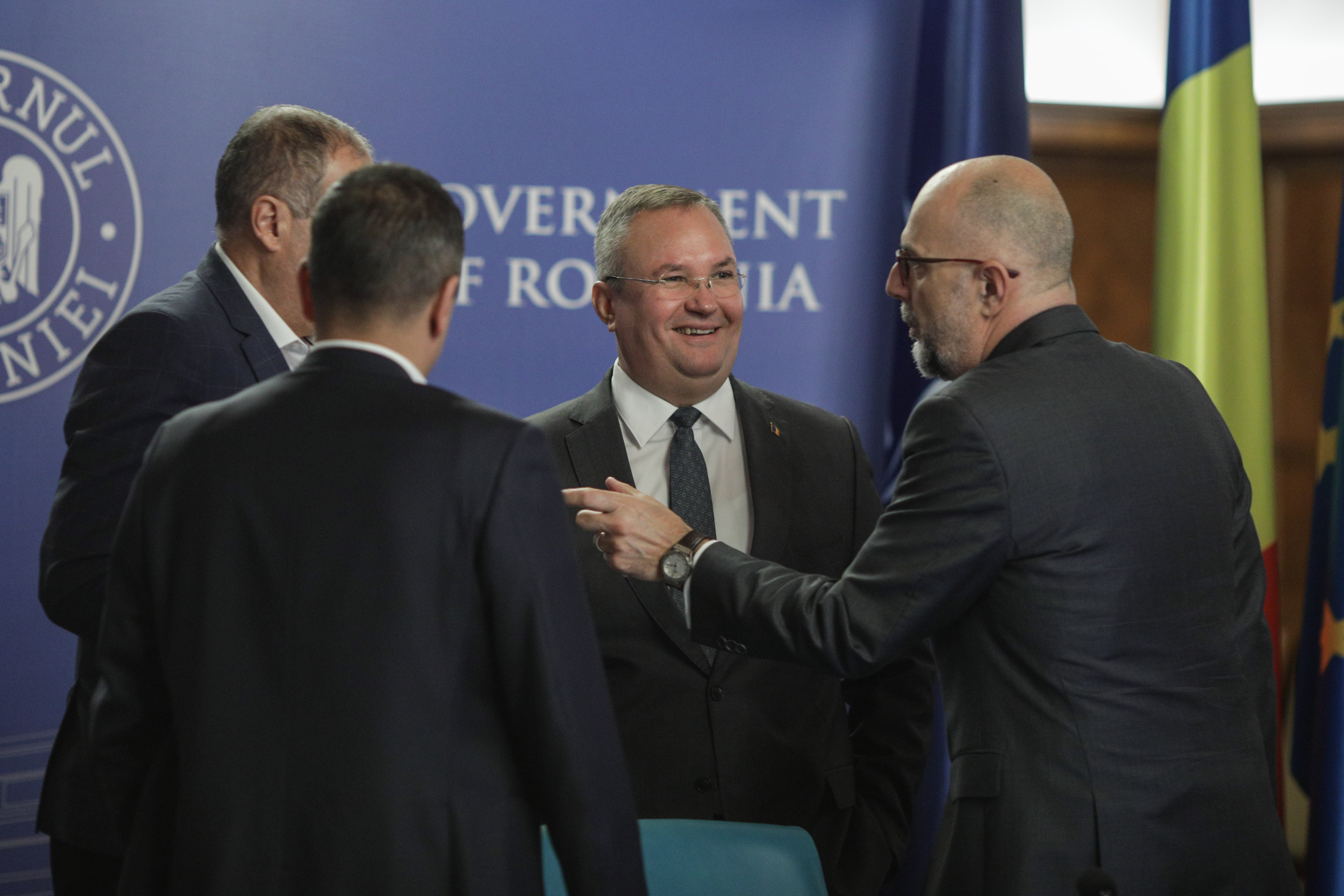 Ciucă a stins jumătate dintre becurile din birou. Bode spune că la MAI va trimite angajații acasă la ora 18 ca să facă economie