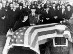 25 NOVEMBER 1963 JACKIE KENNEDY AND HER DAUGHTER CAROLINE PRAY OVER THE COFFIN OF PRESIDENT JOHN F KENNEDY DURING HIS FUNERAL SERVICE IN WASHINGTON D.C., USA.