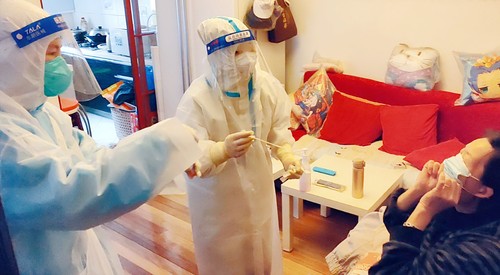 Val de furie în China după moartea unei adolescente într-un centru de carantină. Cenzorii au şters orice menţiune la „fata din Ruzhou”