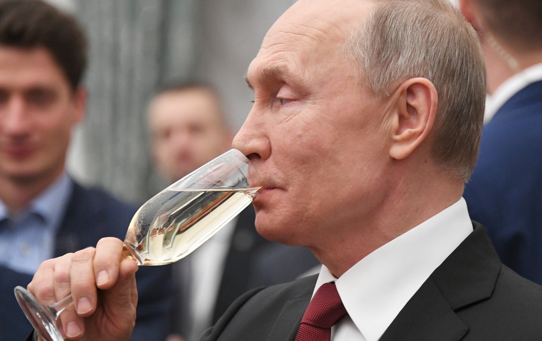 Elitele de la Kremlin beau tot mai mult din cauza războiului. Abuzul de alcool îi afectează pe oamenii din jurul lui Putin