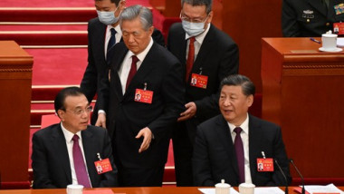 Moment ciudat la Congresul Partidului Comunist Chinez. Fostul preşedinte Hu Jintao a fost luat pe sus de lângă Xi Jinping