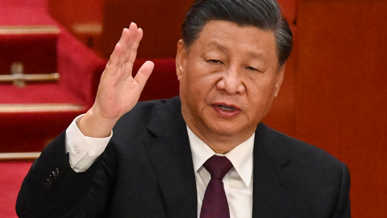 Xi Jinping cu mâna ridicată