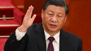 Xi Jinping cu mâna ridicată