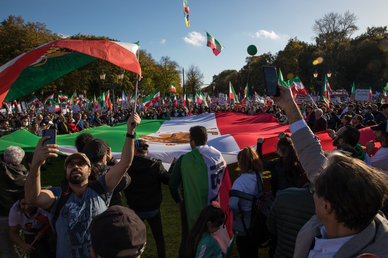 80.000 de oameni au ieșit în stradă la Berlin pentru a-i susține pe protestatarii din Iran