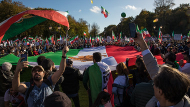 Mii de oameni cu steaguri ale Iranului imperial