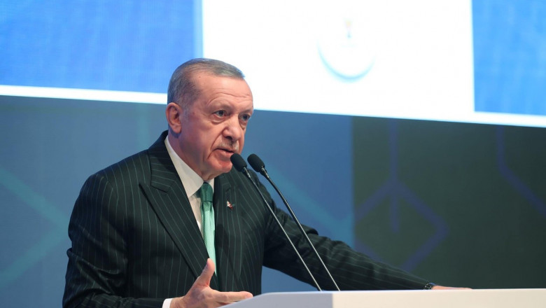 Recep Erdogan vorbește la un microfon