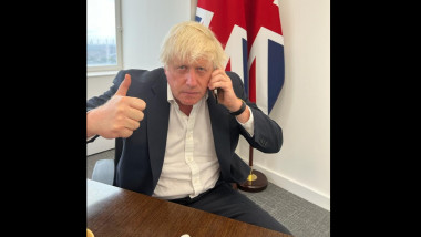 Boris Johnson arată semnul ok cu telefonul in mana