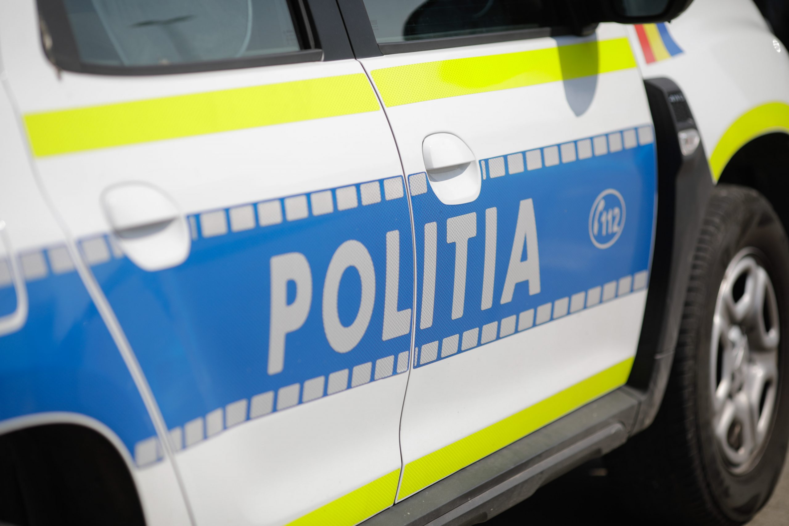 Un sofer a fost prins beat la volan dupa ce o lovit o masina de politie parcata langa sectie