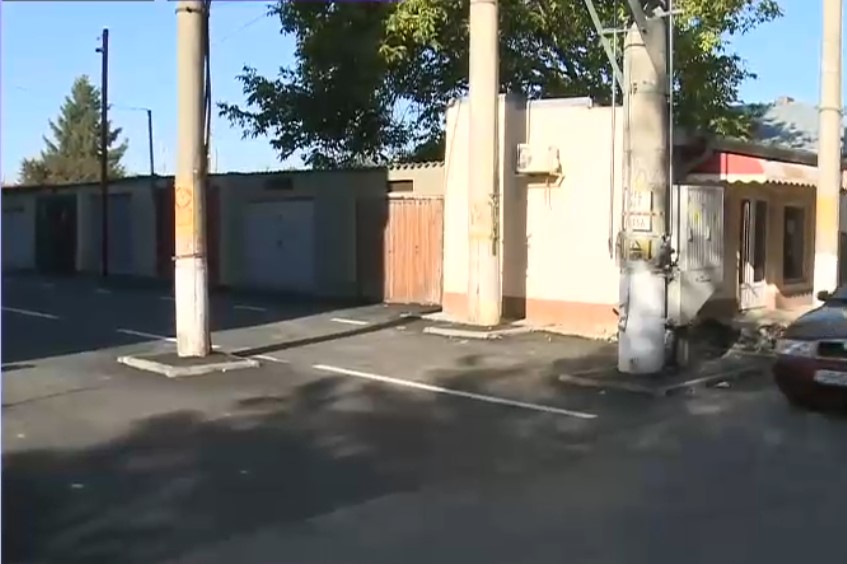 VIDEO Noua „minune” a infrastructurii din România: Stradă reabilitată, dar cu stâlpi pe mijloc