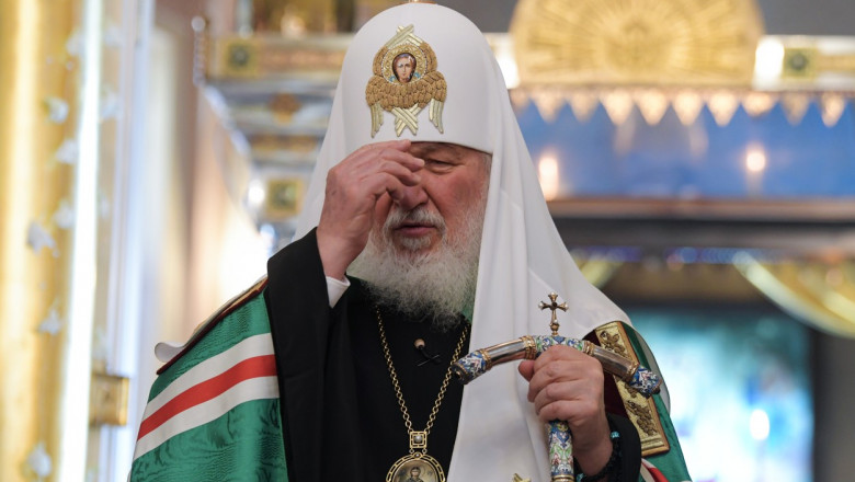 Patriarhul Kiril închinându-se