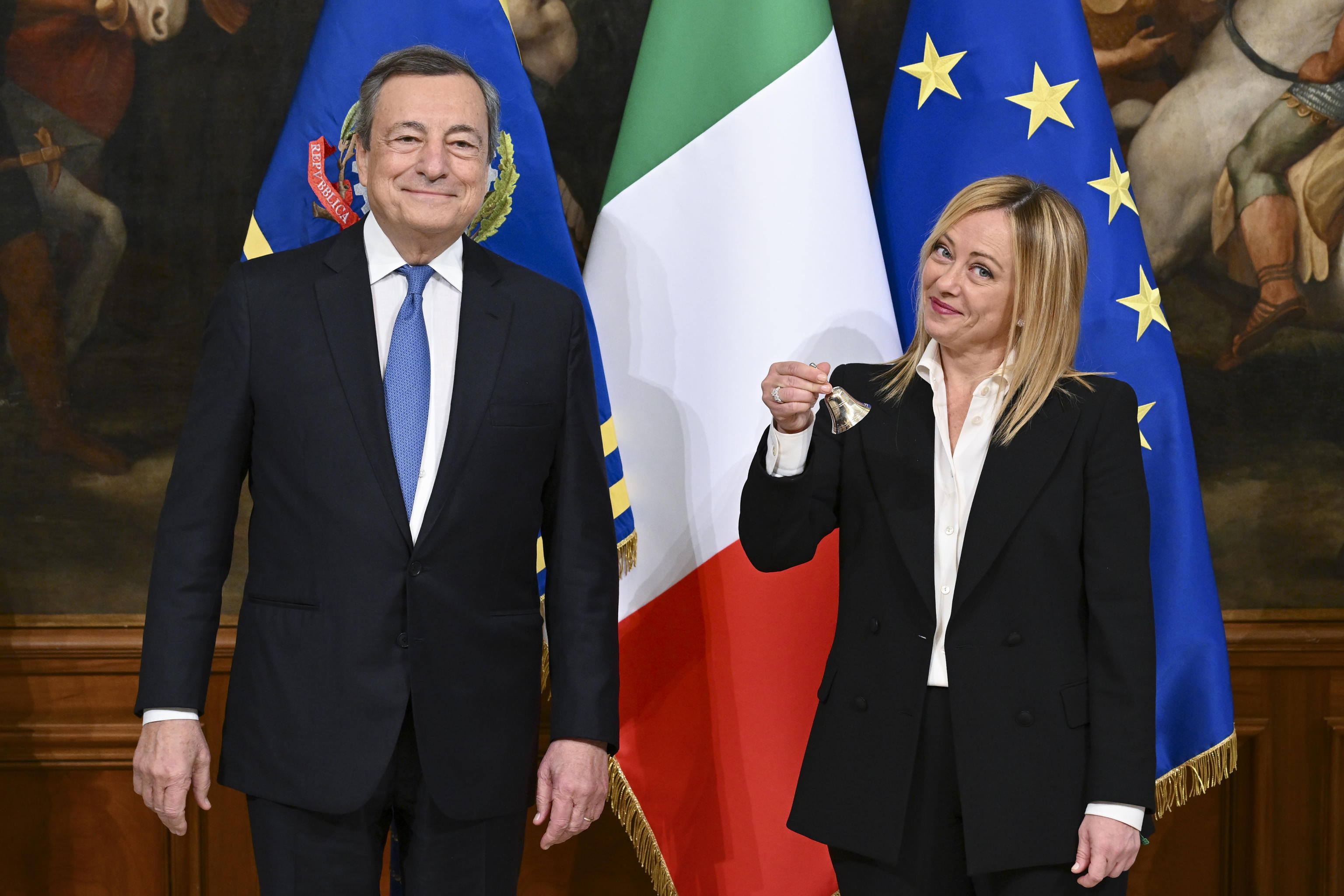 Giorgia Meloni a preluat oficial de la Mario Draghi funcția de premier al Italiei