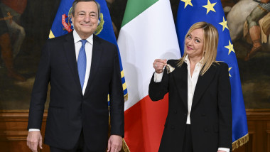 Giorgia Meloni, alături de Mario Draghi, scutură clopoțelul de argint folosit de premierul italian în ședințele de guvern