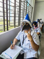 studenți într-o sală de clasă cu pălării amuzante