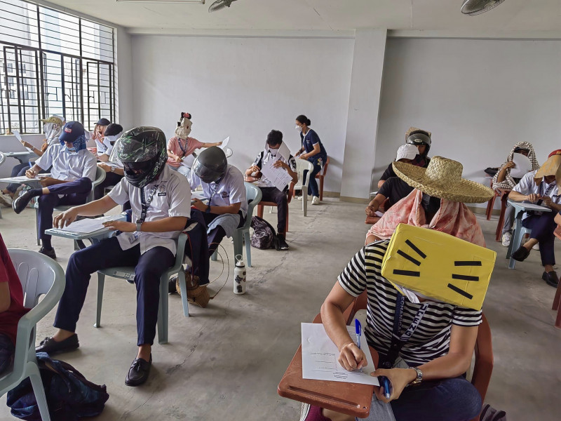 studenți într-o sală de clasă cu pălării amuzante