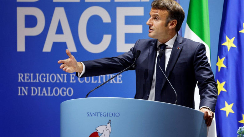 Emmanuel Macron gesticulează cu mâna