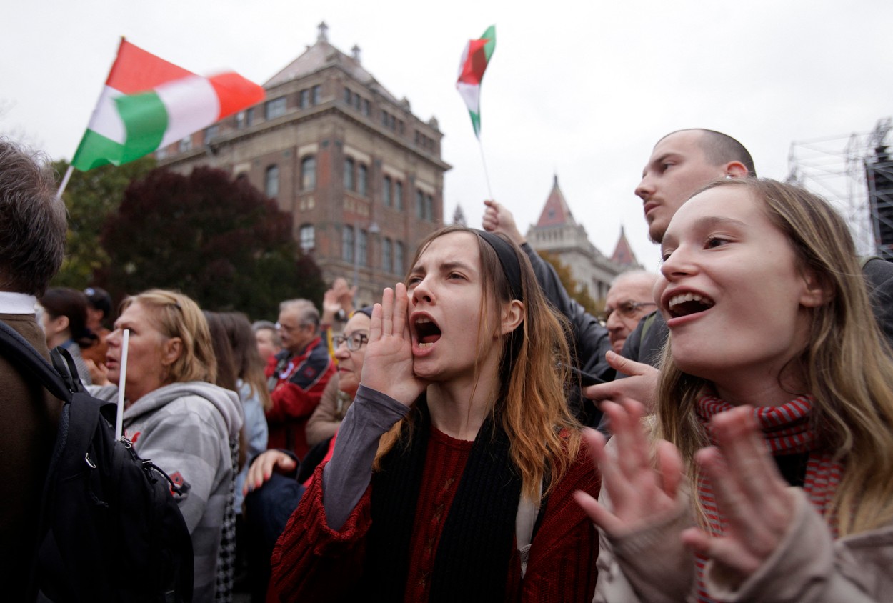 Mii de oameni au protestat împotriva guvernului Orban la Budapesta, cerând salarii mai mari și ajutor în fața inflației galopante