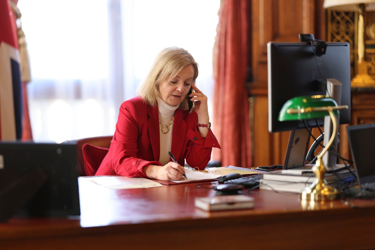 Telefonul lui Liz Truss a fost piratat de agenţi suspectaţi că lucrează pentru Vladimir Putin. Au obținut „detalii extrem de secrete”