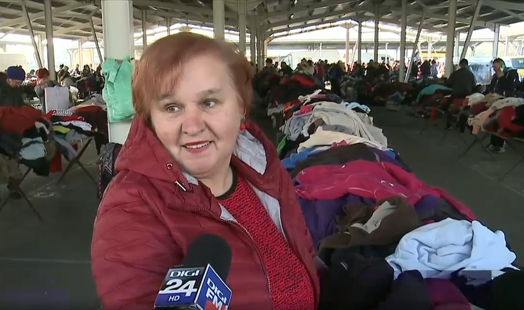 Sărăcia îi împinge pe români să ardă deșeuri periculoase și să ia cu asalt piețele de vechituri
