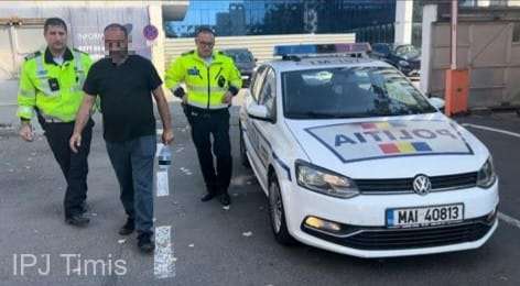 Un bărbat care avea permisul anulat a fost reţinut pentru 24 de ore după ce a provocat un accident