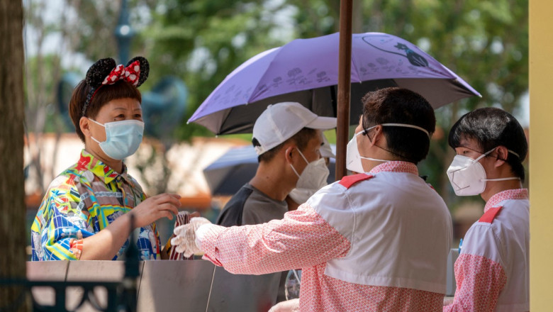 oameni serviți la Disneyland în shanghai