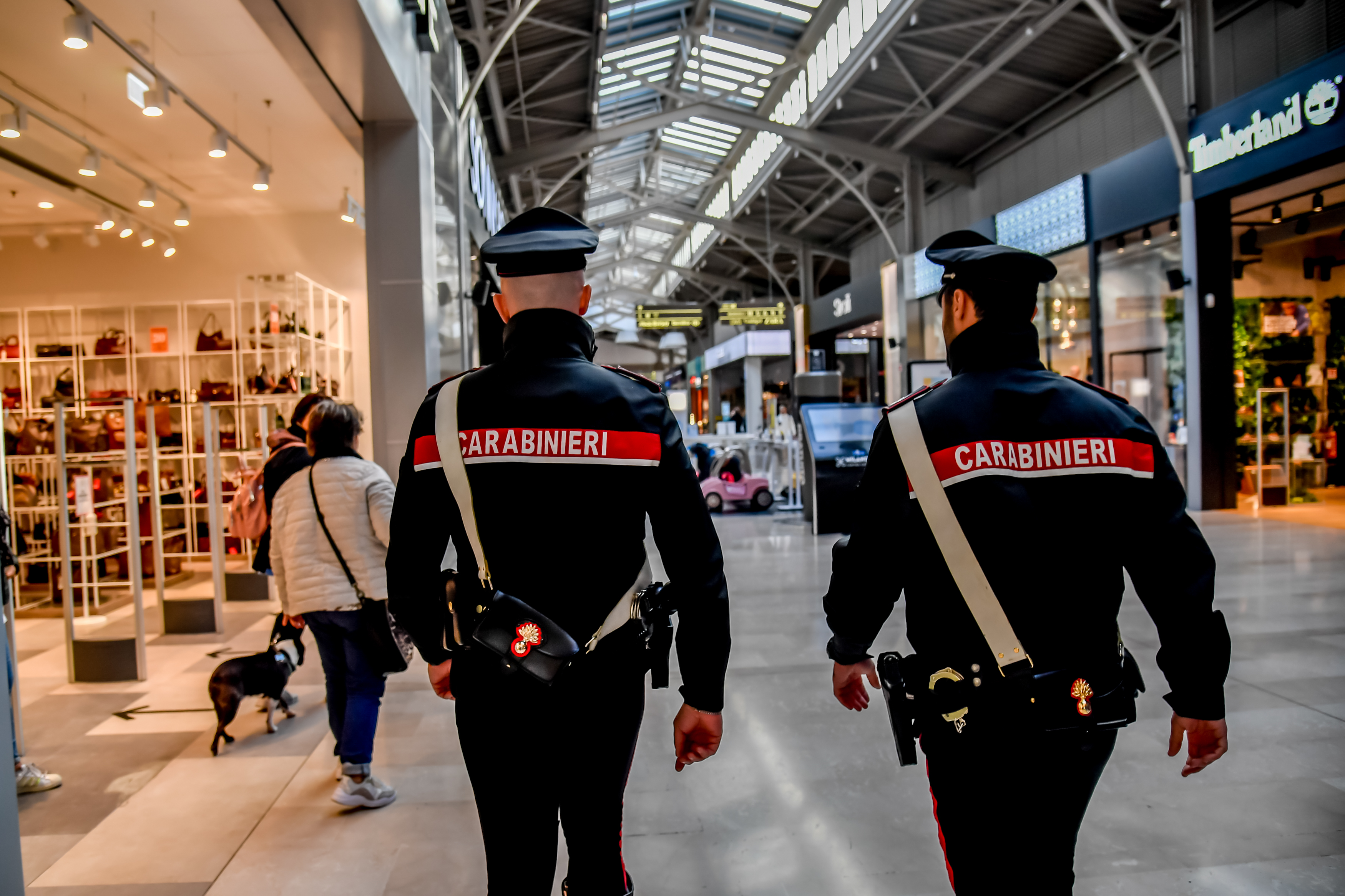 Trei români au fost arestați în Italia pentru că au șantajat un italian care încerca să vândă un hotel