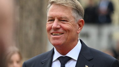 Klaus Iohannis zâmbind