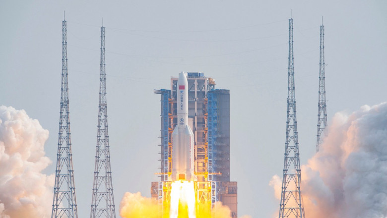 O rachetă este lansată de pe un cosmodrom