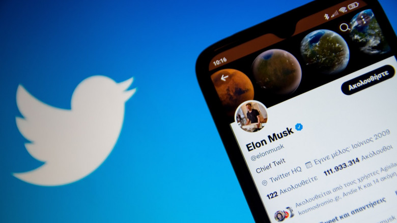 telefon care afisează pagina de Twitter a lui Elon musk