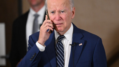 Joe Biden vorbește la telefon