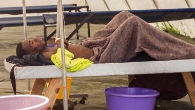 Pacient într-un spital de campanie din Malawi